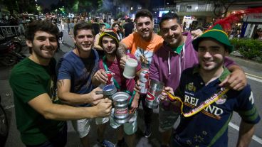 Noche ideal: 24° y cielo despejado para disfrutar de la espuma y la música.