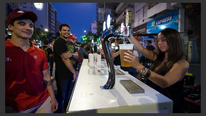 Noche ideal: 24° y cielo despejado para disfrutar de la espuma y la música.