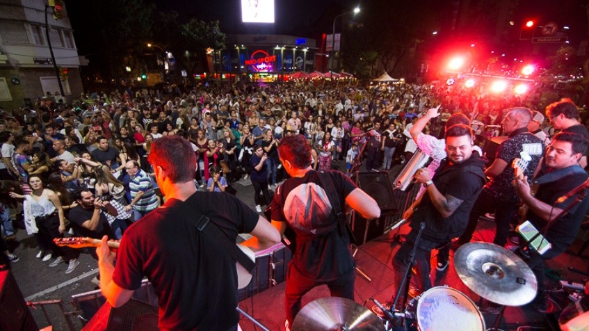 Noche ideal: 24Â° y cielo despejado para disfrutar de la espuma y la mÃºsica.