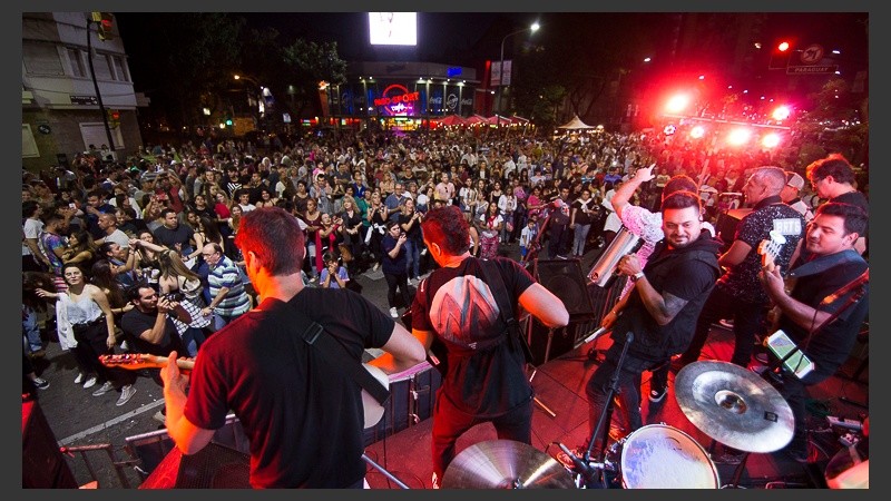 Noche ideal: 24° y cielo despejado para disfrutar de la espuma y la música.