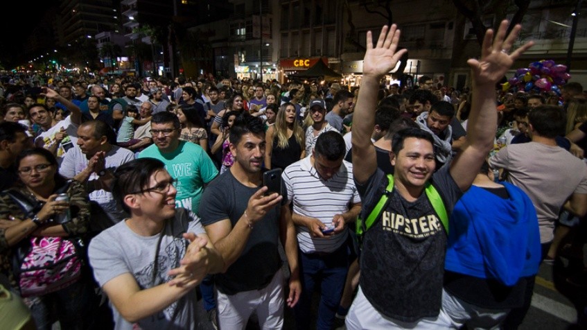 Noche ideal: 24Â° y cielo despejado para disfrutar de la espuma y la mÃºsica.