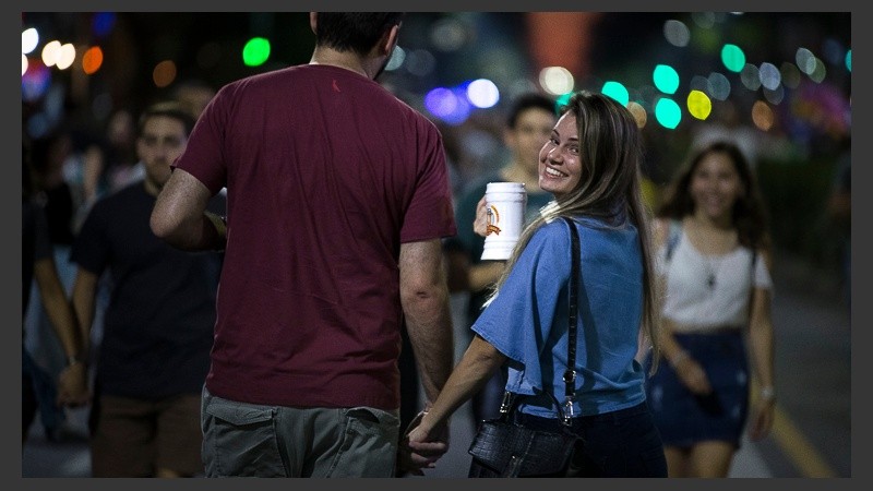 Noche ideal: 24° y cielo despejado para disfrutar de la espuma y la música.