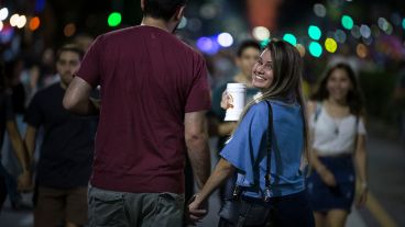 Noche ideal: 24° y cielo despejado para disfrutar de la espuma y la música.