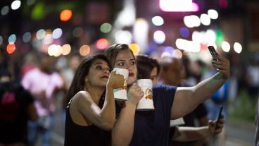 Noche ideal: 24° y cielo despejado para disfrutar de la espuma y la música.
