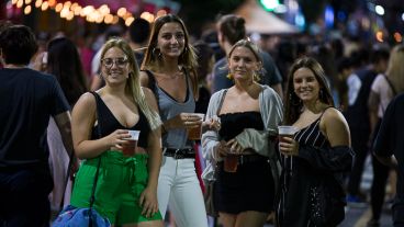 Noche ideal: 24° y cielo despejado para disfrutar de la espuma y la música.