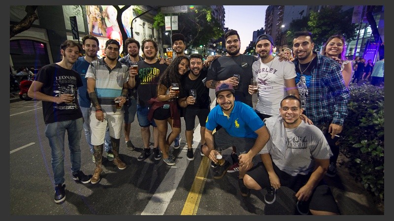 Noche ideal: 24° y cielo despejado para disfrutar de la espuma y la música.