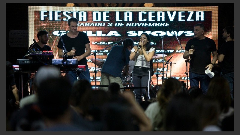 Noche ideal: 24° y cielo despejado para disfrutar de la espuma y la música.