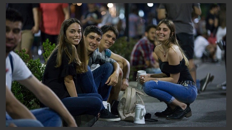 Noche ideal: 24° y cielo despejado para disfrutar de la espuma y la música.