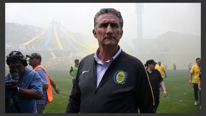 Las bombas de humo pintaron de azul y amarillo la atmósfera del estadio.