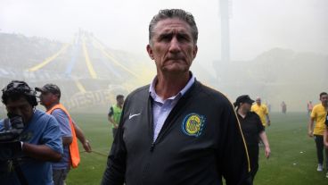 Las bombas de humo pintaron de azul y amarillo la atmósfera del estadio.