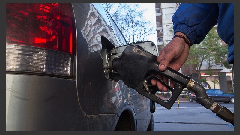 Llenar el tanque, cada vez más caro.