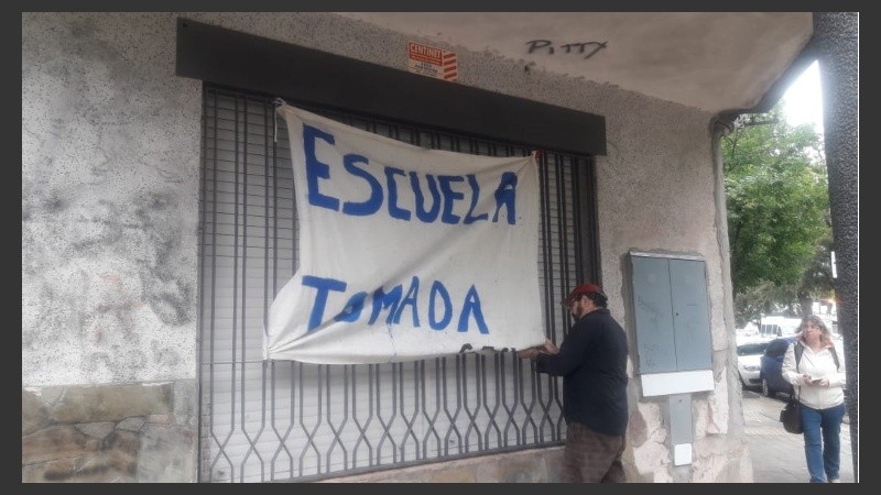 Los estudiantes tomaron la escuela este lunes y no descartan volver a hacerlo el martes.