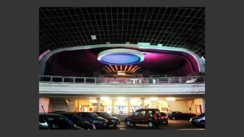 Algo de Space aún se adivina en el estacionamiento.