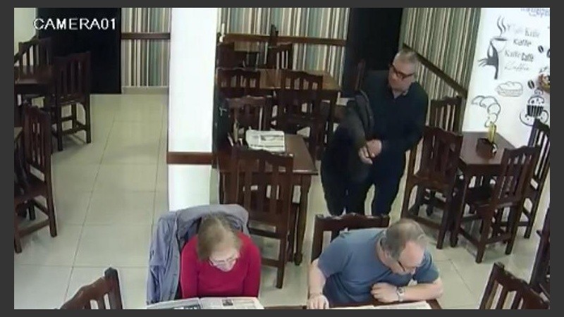 Una de las escenas en la que se advierte el ingreso del hombre en el bar. 