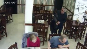 Una de las escenas en la que se advierte el ingreso del hombre en el bar.