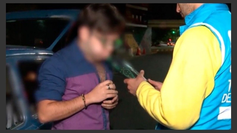 El momento en el que el joven es sometido al control.