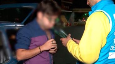 El momento en el que el joven es sometido al control.