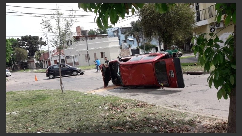 El utilitario, volcado, y el auto que protagonizaron el violento choque. 