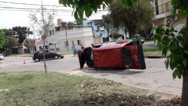El utilitario, volcado, y el auto que protagonizaron el violento choque.