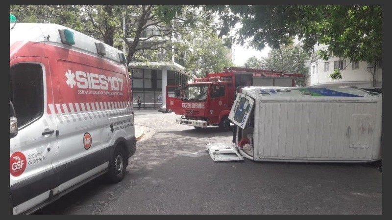 La ambulancia volcada y las que fueron en auxilio de los golpeados. 