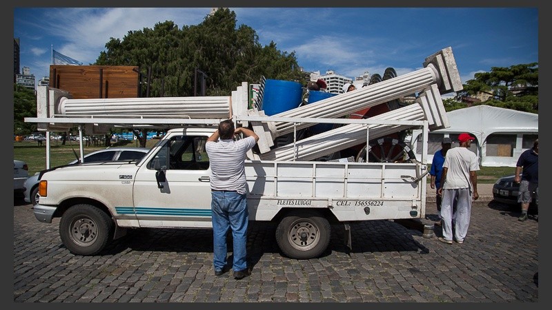 Uno de los fletes cargados de objetos que se usarán para decorar los distintos sectores.