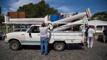 Uno de los fletes cargados de objetos que se usarán para decorar los distintos sectores.