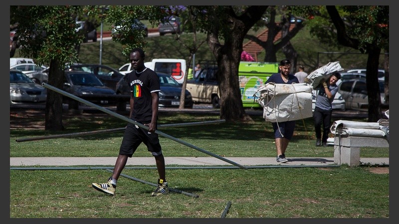 Un hombre de Senegal trabajando en lo que será el stand de su país.