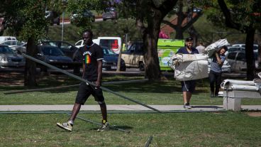 Un hombre de Senegal trabajando en lo que será el stand de su país.