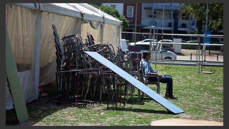 Un hombre descansando. Aún queda mucho por hacer.