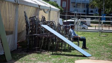 Un hombre descansando. Aún queda mucho por hacer.