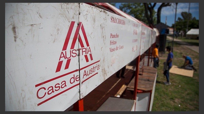 Los diversos stands se preparan para este viernes. 