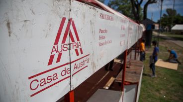 Los diversos stands se preparan para este viernes.
