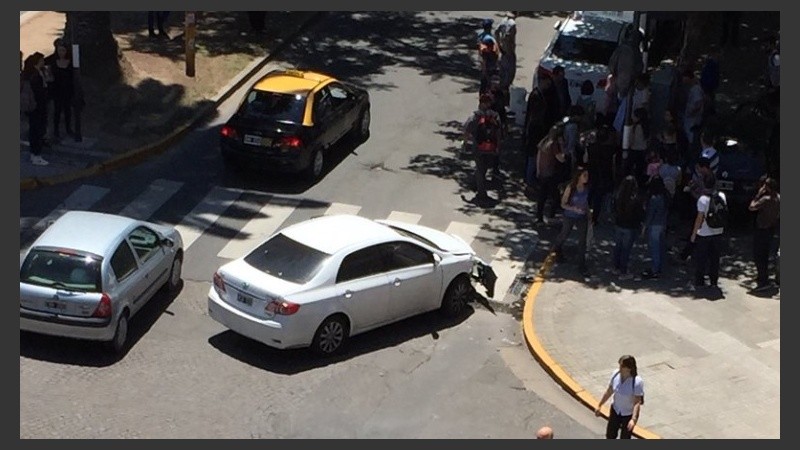 Uno de los vehículos involucrados quedó contra el cordón.