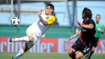 El recurso de Herrera para desviar un córner puso el el 1-0 en Sarandí.