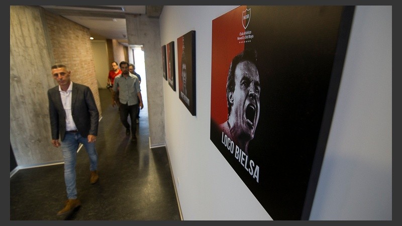 Uno de los pasillos con el cuadro de Marcelo Bielsa.