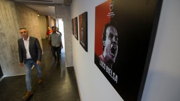 Uno de los pasillos con el cuadro de Marcelo Bielsa.