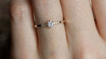 "Encontré esto en la mesita de luz de mi novio. Por favor, miralo y explicame cómo le digo con tacto que «no»".