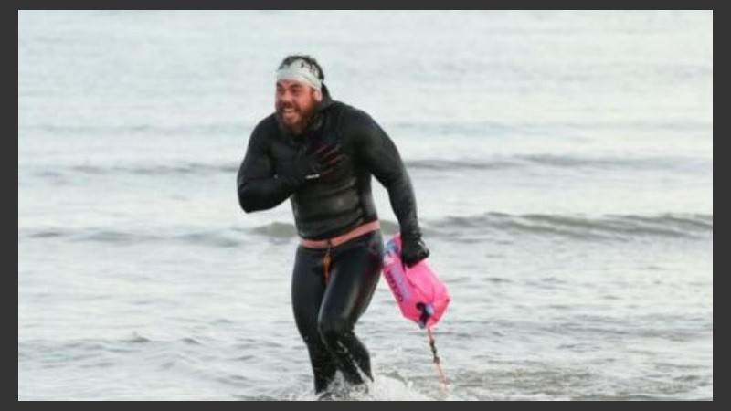 Ross Edgle, la primera persona en recorrer Gran Bretaña a nado. 