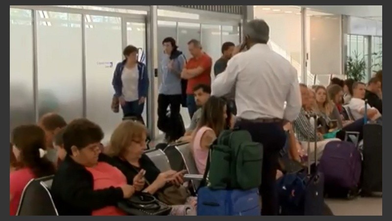 Personas varadas en el aeropuerto de Rosario este jueves.