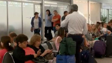 Personas varadas en el aeropuerto de Rosario este jueves.
