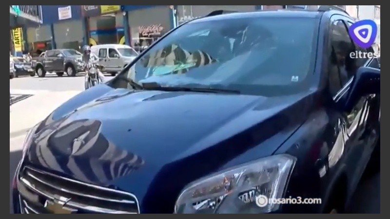 Las marcas del siniestro en el frente del auto.