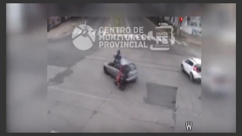 El momento en que la moto impacta contra el auto y el conductor sale despedido. 