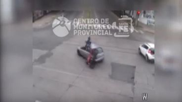 El momento en que la moto impacta contra el auto y el conductor sale despedido.