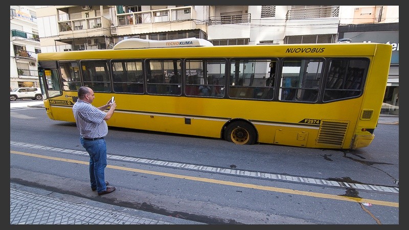 El colectivero se había detenido en el semáforo y ya después no pudo volver a arrancar.