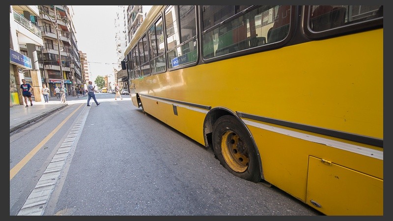 La rueda se hundió en el asfalto. 