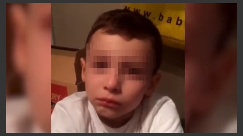 Charlie tiene 7 años y vive en París.