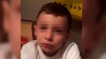 Charlie tiene 7 años y vive en París.