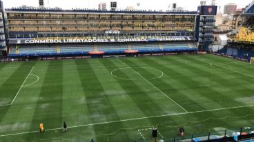 Charcos y cielo amenazante: así lucía la Bombonera este sábado.
