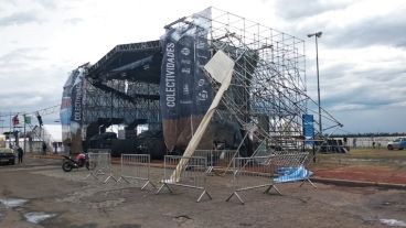 El escenario principal quedó afectado por la tormenta.