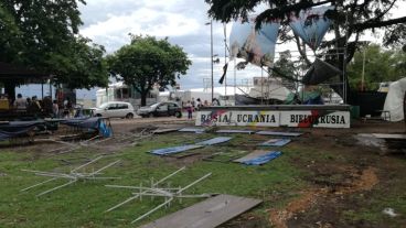 Algunas carpas y stands fueron afectados por el temporal.